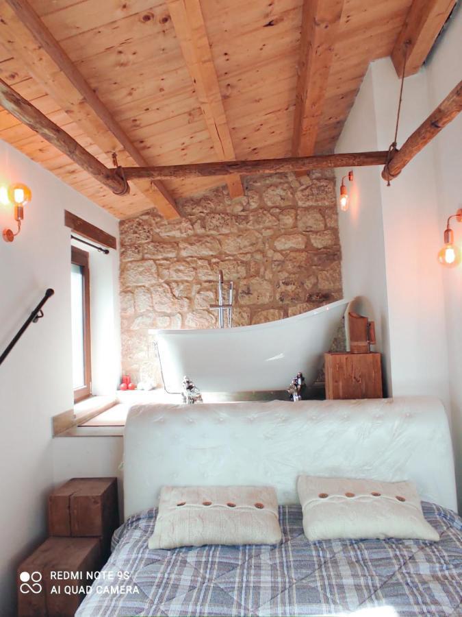 La Casa Del Poeta , Un Romantico Chalet Da Mille E Una Notte 佩特拉利亚索普拉纳 外观 照片