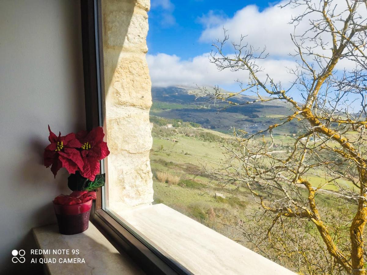 La Casa Del Poeta , Un Romantico Chalet Da Mille E Una Notte 佩特拉利亚索普拉纳 外观 照片